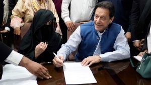 بشریٰ بی بی کی بیٹی کی اڈیالہ جیل میں ملاقات متوقع، سیاسی کشیدگی کم کرنے کی کوششیں جاری