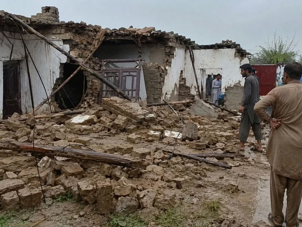 Khyber Pakhtunkhwa کے مختلف اضلاع میں تیز ہواؤں، آندھی اور بارش کے باعث دیواریں اور چھتیں گرنے سے 2 افراد جاں بحق جبکہ 31 افراد زخمی ہوگئے ہیں۔