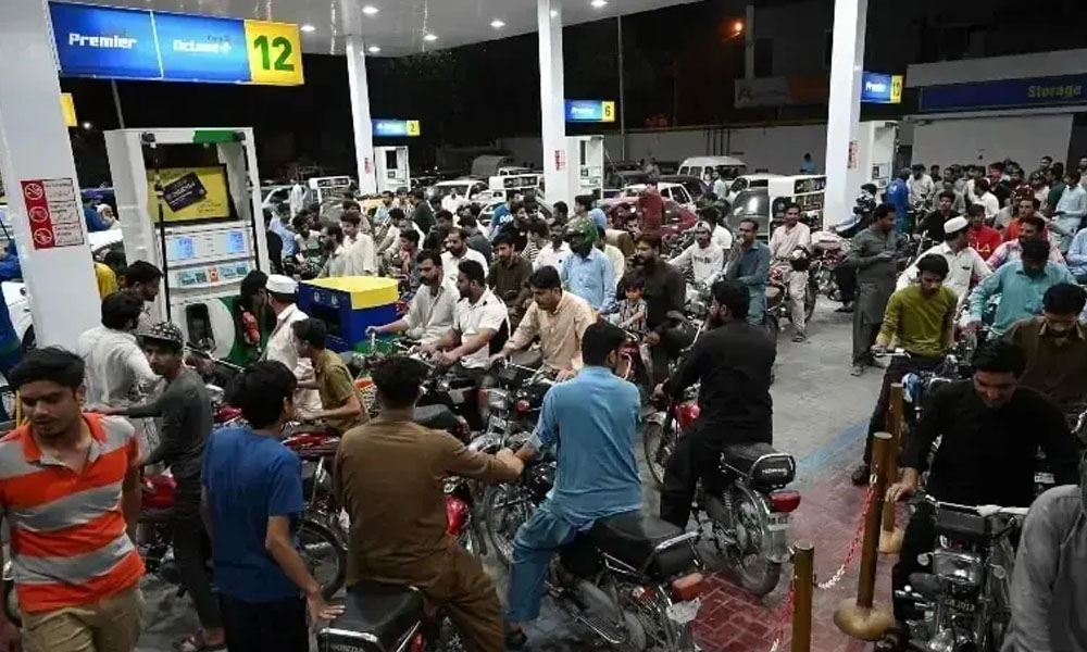 پیٹرولیم قیمتوں میں بڑی کمی کا امکان، عوام کی نظریں جمعے کے اعلان پر