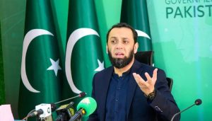 لاہور: وفاقی وزیر عطا تارڑ کی گاڑی کے قریب ہوائی فائرنگ، ملزم اسلحے سمیت گرفتار