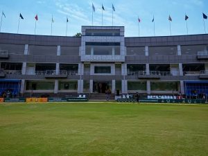 خیبرپختونخوا حکومت عمران خان کرکٹ اسٹیڈیم پی سی بی کے حوالے کرنے پر غور کرنے لگی