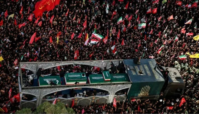 آیت اللہ سید علی خامنہ ای کی مشہد میں تدفین، لاکھوں سوگواروں کی شرکت