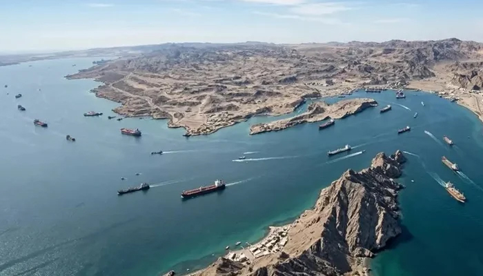 ایران کا آبنائے ہرمز کے باہر نیا پابندی والا زون قائم کرنے کا اعلان، بحری جہازوں کو پابندیوں کی فہرست میں ڈالنے کی دھمکی