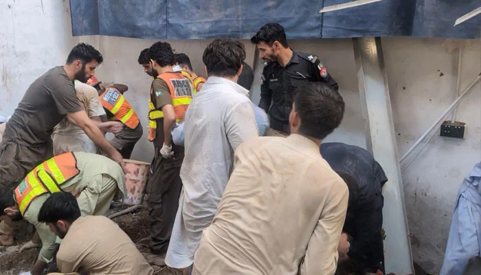 پشاور: دیر کالونی اسکول حادثے کا مقدمہ درج، ٹھیکیدار، مالکان اور شیئر ہولڈرز نامزد
