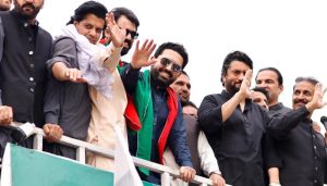 وزیراعلیٰ خیبر پختونخوا کا لانگ مارچ کا روٹ تبدیل کرنے کا اعلان، قافلہ پشاور کے بجائے خیبر روانہ