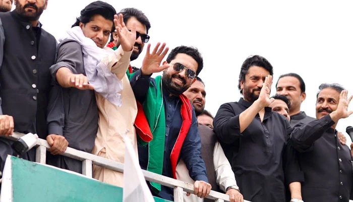 وزیراعلیٰ خیبر پختونخوا کا لانگ مارچ کا روٹ تبدیل کرنے کا اعلان، قافلہ پشاور کے بجائے خیبر روانہ